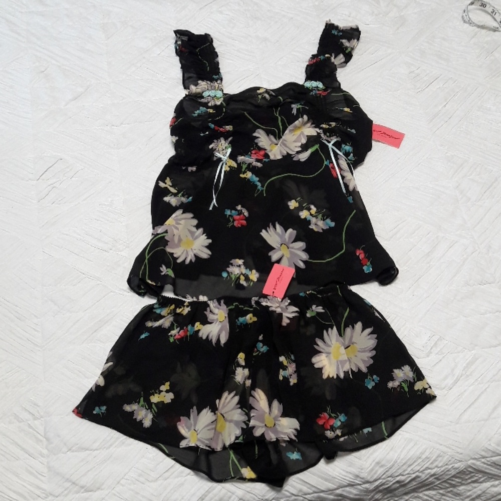 NEW Betsey Johnson floral sleep set. Size M
